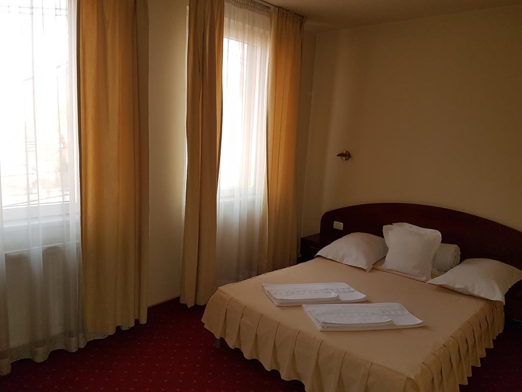 Hotel Iris Arad Exterior foto